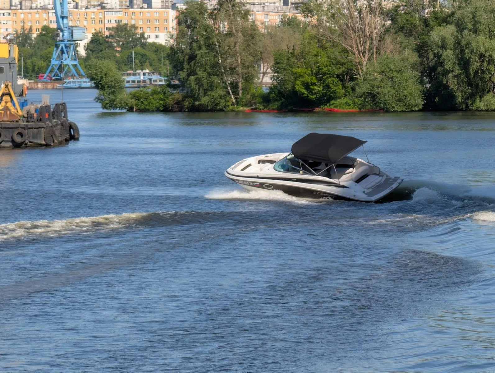 Crownline идет боком по воде